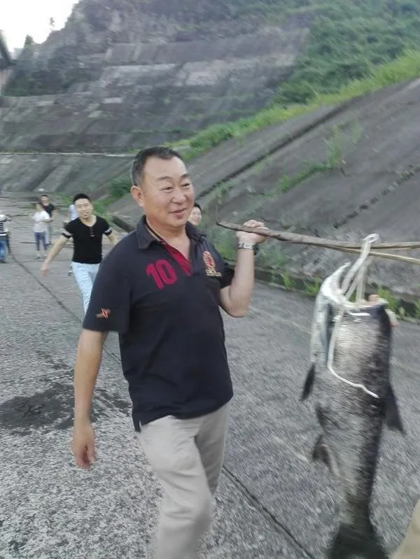 惨烈：湖北大坝泄洪 激流冲掉大鱼脑袋