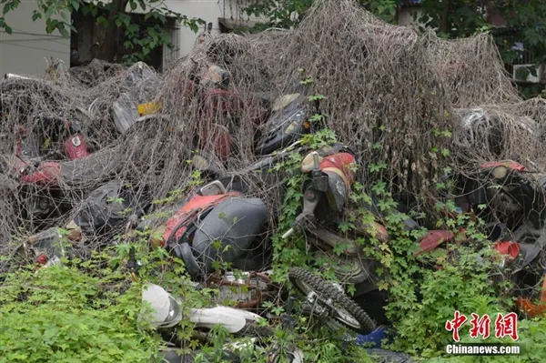 成都汽车坟场堆积如山：中国经典车型都在这