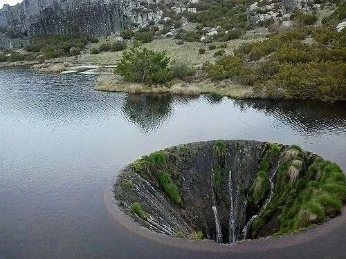 神奇！葡萄牙湖面惊现“地球破洞”：湖水往下流