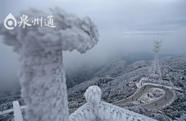 雪中高塔美的上天 变身“冰封王座”