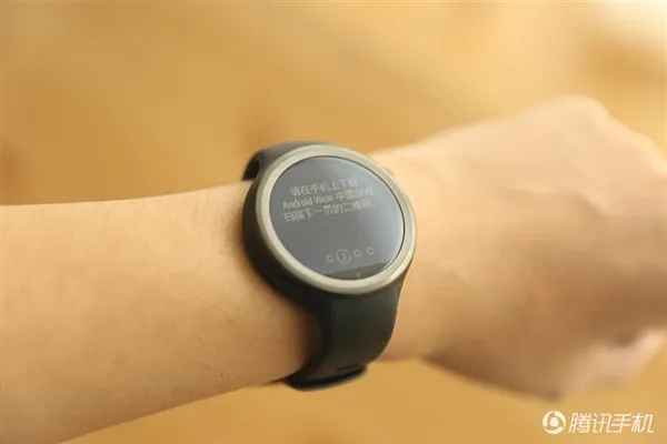 2388元！Moto 360运动版国行图赏：硅胶腕带