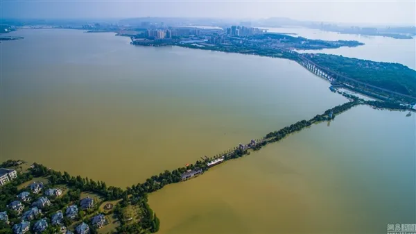 暴雨后的武汉富人别墅区：洪水围成孤岛