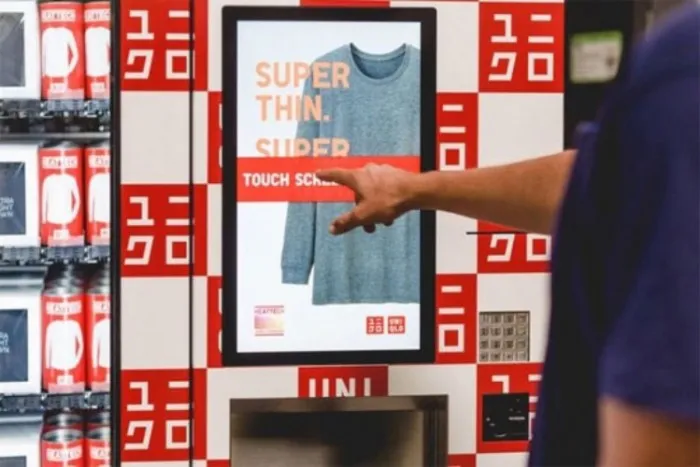 优衣库也推出了个自动售货机 可买T恤内衣羽绒服