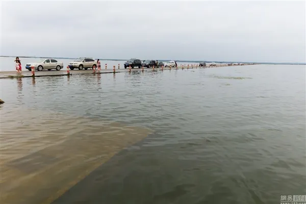 鄱阳湖暴雨出奇景：最美水上公路再现