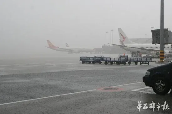 暴雨致飞机滞留 机舱内竟如此不堪！