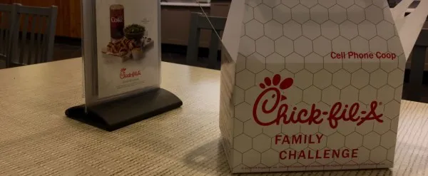 Chick-fil-A推新挑战：客人用餐时不看手机将提供免费冰淇淋