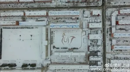 高手在民间 老师扫出雪地“金鸡报晓”