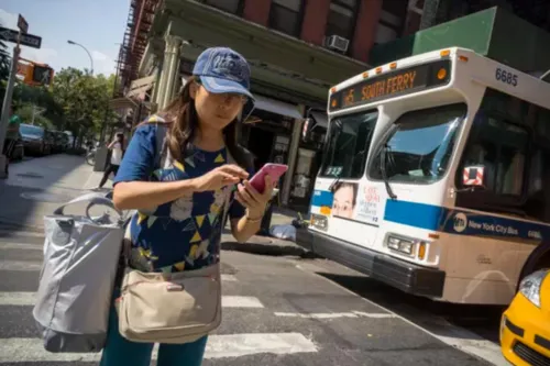 全球首个城市立法禁止过马路玩手机 违者罚款