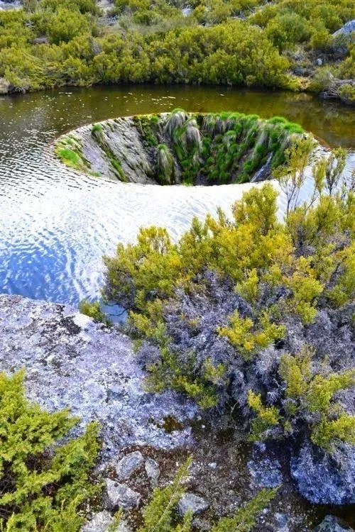 航拍葡萄牙湖面现“地球破洞” 湖水不断涌入