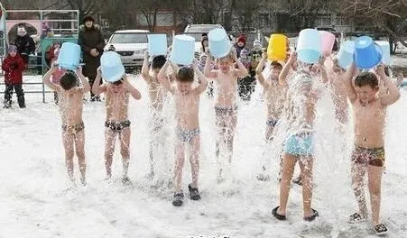 战斗民族小学生的日常：雪地裸奔身上倒冰水