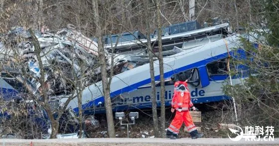 意大利发生火车对撞：20人死亡 现场极惨烈