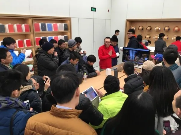 青岛万象城Apple Store今开业：寒风刺骨难阻热情果粉