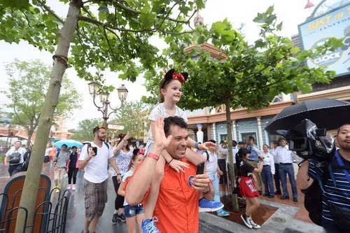 上海迪士尼雨中开业 致辞：下的是钞票