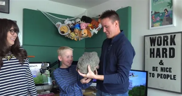 男孩在网上买到一块石头 砸开后竟发现大量钻石