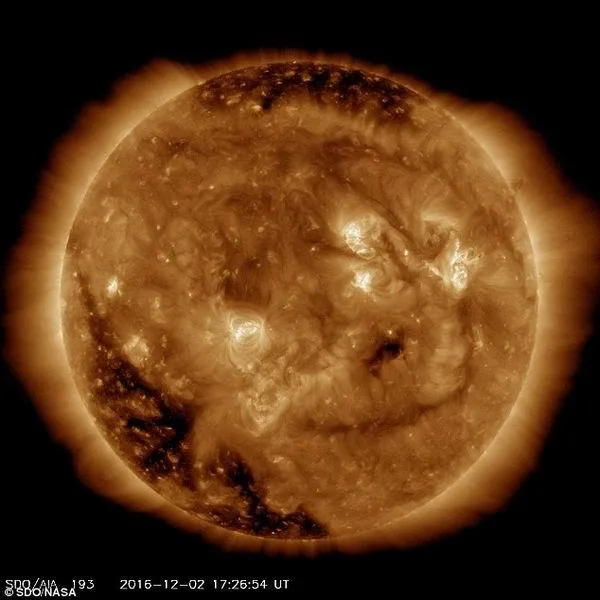 太阳动力天文台最新拍摄到“太阳笑脸”照片