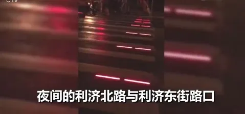 为低头族操碎心 武汉惊现会变色的斑马线