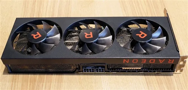 AMD RX Vega 56公版原型卡现身：别致三风扇