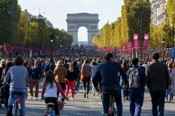 巴黎下一个空气污染解决方案：给汽车贴上不同颜色的贴纸