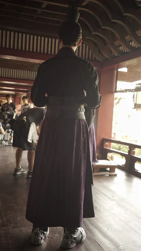 《真三国无双》电影“曹操”背影照：紫色服装很还原