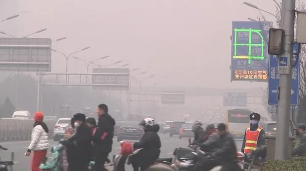 北京雾霾机动车单双号限行：路面畅通“像过年一样”