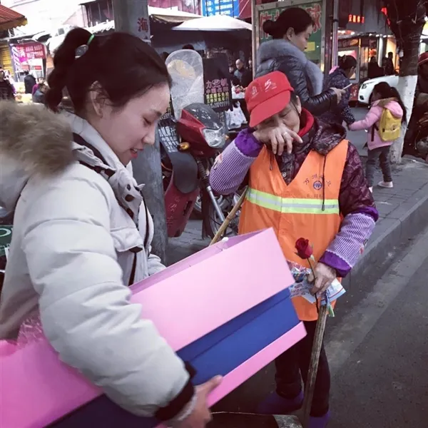 美女老师情人节收匿名玫瑰 转赠环卫工人