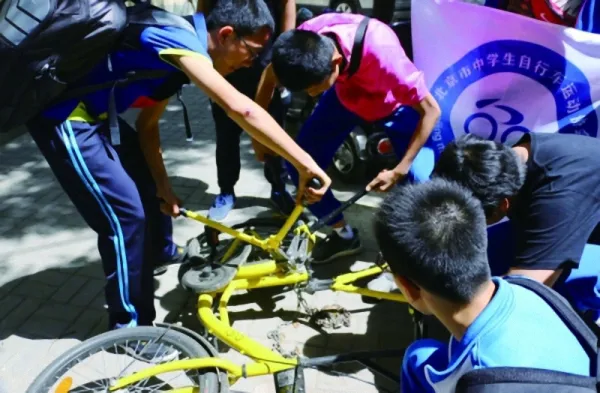 北京中学生变身“剪锁侠”解救共享单车，有市民担心发生冲突