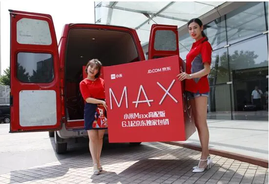 京东巨人女快递员送货小米Max，快递盒子一米高