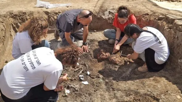 [图]高校学生在以色列考古发掘中发现4000年历史的陶瓷壶