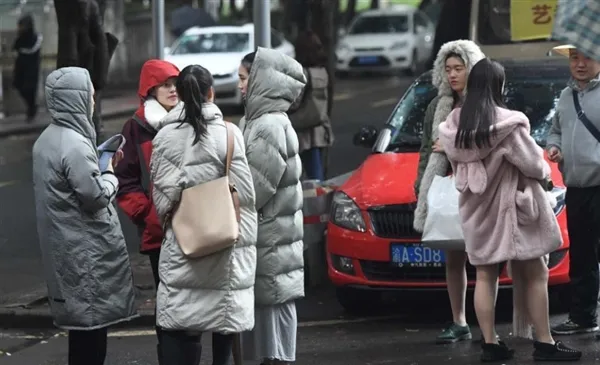 艺考寒风冷雨：考生光腿上阵美丽冻人