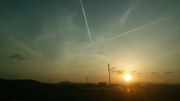 日本天空惊现巨型十字架 网友：EVA来了！