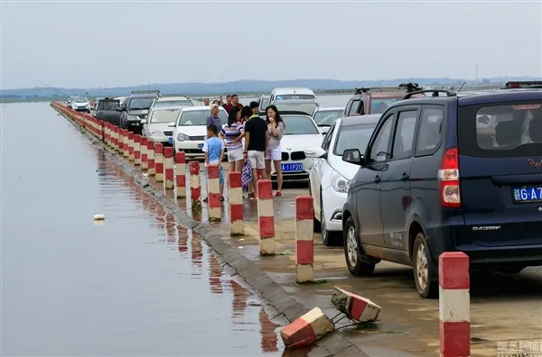 鄱阳湖暴雨出奇景：最美水上公路再现