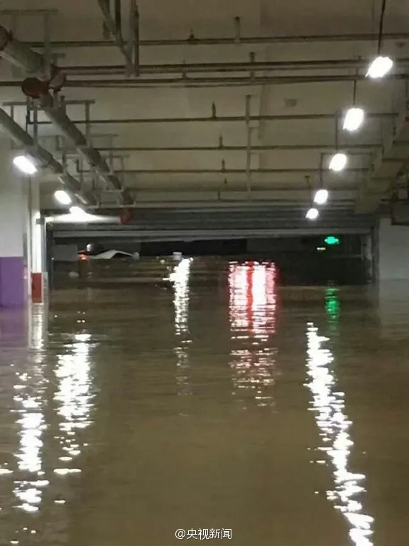 武汉后：南京一夜暴雨 大水围城地铁站灌水