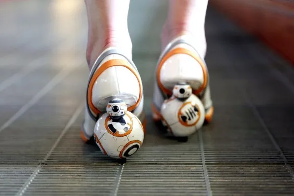 [动图]网友打造BB-8高跟鞋：还能自由转动