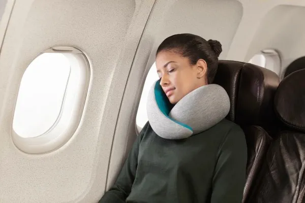 舒适柔软的Ostrich Pillow Go旅行枕能增加对颈椎的支撑力