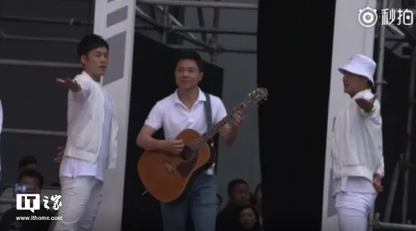 视频:百度万人趴李彦宏弹吉他为女儿伴奏 嗨翻全场！