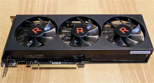 AMD RX Vega 56公版原型卡现身：别致三风扇