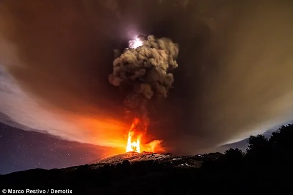 蔚为壮观！意大利埃特纳火山喷发：烟柱夹杂闪电