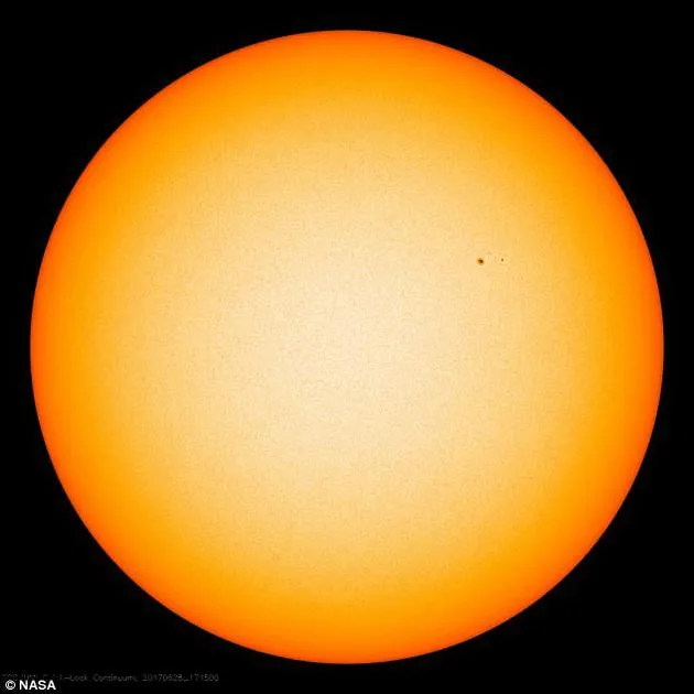 太阳将进入活动极小期：耀斑减少日冕洞延长