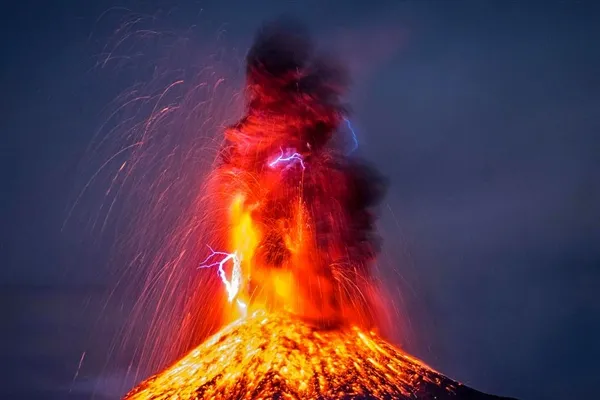 墨西哥火山喷发自带闪电 画面震撼