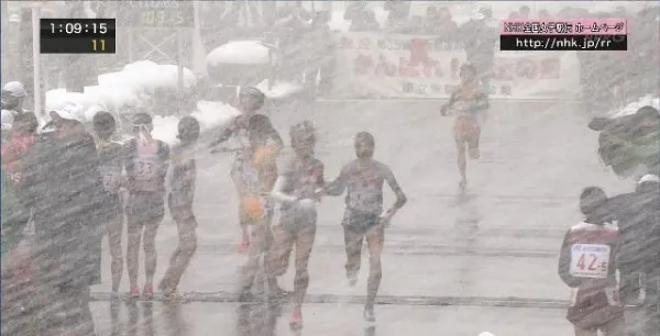 日本女子暴雪中跑接力比赛：画面让人心疼