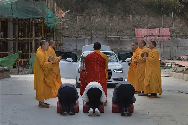 新买奥迪开进寺庙：车主请法师开光保平安