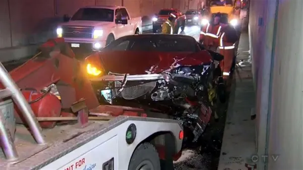 亚裔富二代隧道飙车：顶级超跑双双撞残