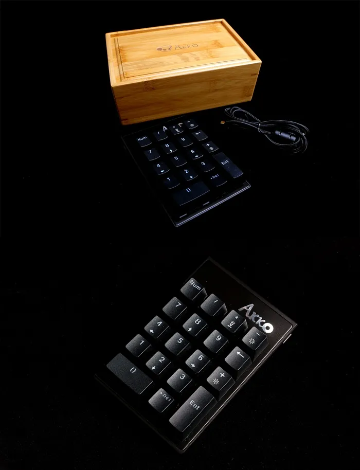 新晋品牌AKKO推出18键机械数字键盘：CNC工艺，骚气十足