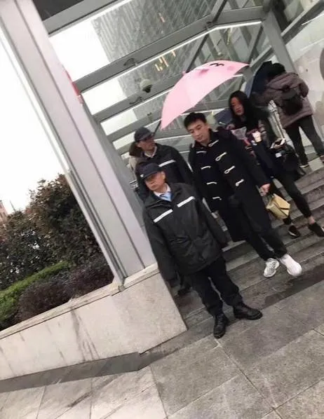 王思聪雨中漫步美女网红忙撑伞：这画面网友抓狂