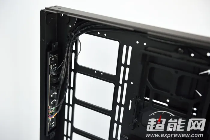 造型好奔放，Tt Core P5壁挂式水冷机箱实物图赏 