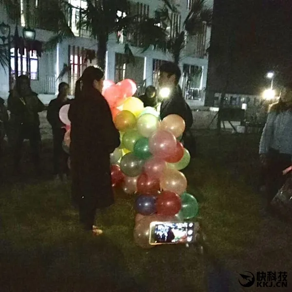 大学男生气球告白女神失败：结果神逆转