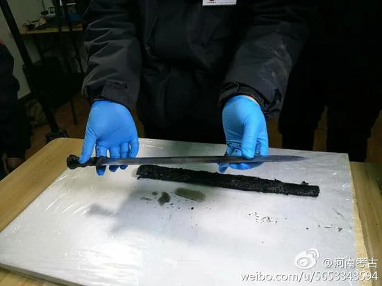 河南出土2000年前大宝剑 出鞘视频获网友赞：被寒光闪到了