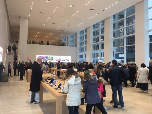 非常拥挤 第五大道 Apple Store 临时点抢先看