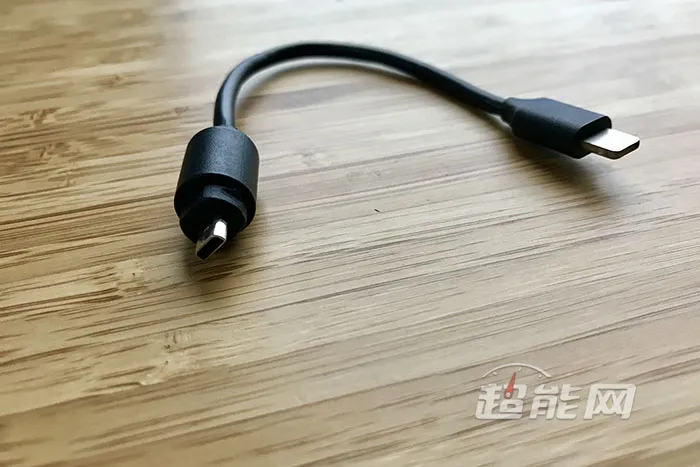 这个不出名的USB接口，苹果现在称之为Ultra Accessory Connector