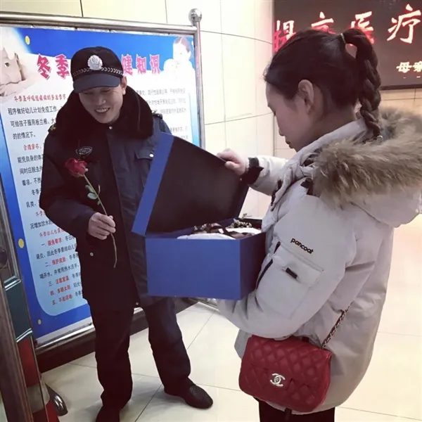 美女老师情人节收匿名玫瑰 转赠环卫工人